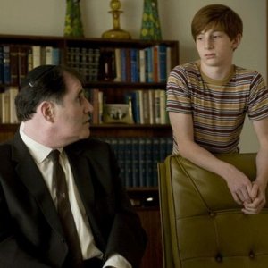 Richard Kind e Aaron Wolff in una scena del film A Serious Man