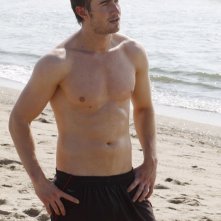 Robert Buckley in spiaggia nell'episodio What Are You Willing to Lose di One Tree Hill