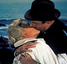Un bacio appassionato tra James Stewart e Kim Novak nel film La donna che visse due volte ( 1958 )