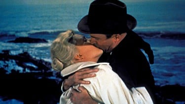 Un bacio appassionato tra James Stewart e Kim Novak nel film La donna che visse due volte ( 1958 )