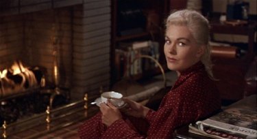 Una splendida Kim Novak in una scena del mystery La donna che visse due volte ( 1958 )