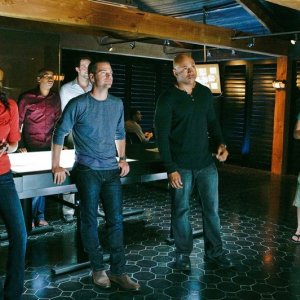 Daniela Ruah, Chris O'Donnell, LL COOL J e Barrett Foa in una scena dell'episodio Pilota di NCIS: Los Angeles
