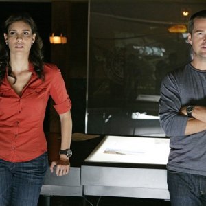 Gli Agenti Kensi Lo (Daniela Ruah) e G. Callen (Chris O'Donnell) nell'episodio Pilota della nuova serie tv NCIS: Los Angeles
