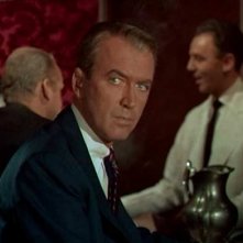 James Stewart sorveglia Madeleine Elster nel film La donna che visse due volte