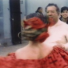 Madonna (di spalle) e un giovanissimo e sconosciuto Benicio Del Toro (sullo sfondo) nel video de La Isla Bonita.