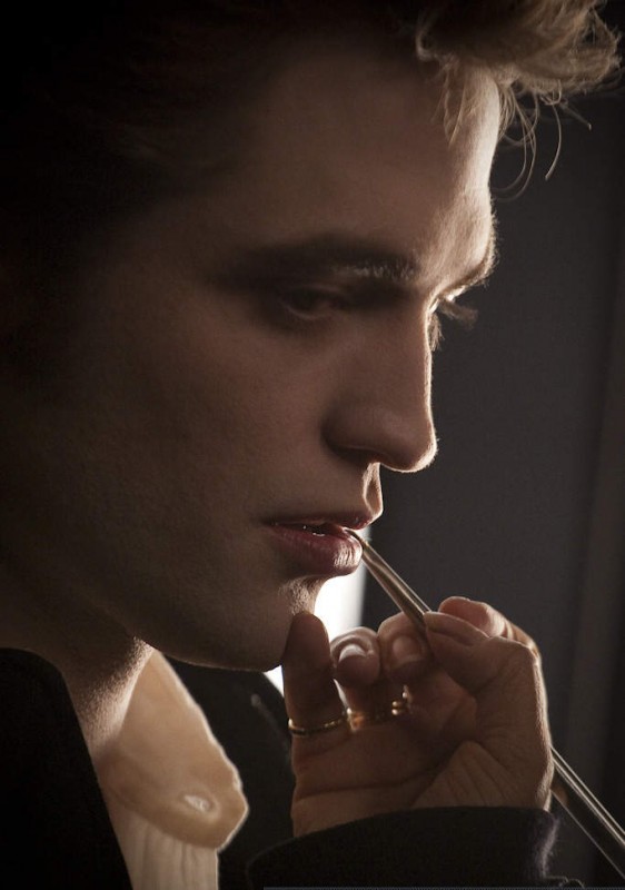 Ritocco Al Make Up Per Robert Pattinson Sul Set Di The Twilight Saga New Moon 131494