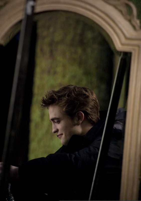 Robert Pattinson Riflesso In Uno Specchio Sul Set Di New Moon Secondo Capitolo Della Saga Di Twilight 131497
