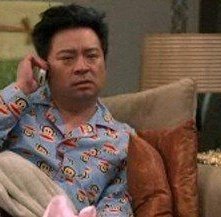 un influenzato Lloyd (Rex Lee) in una scena dell'episodio Berried Alive della sesta stagione di Entourage