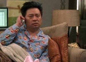un influenzato Lloyd (Rex Lee) in una scena dell'episodio Berried Alive della sesta stagione di Entourage