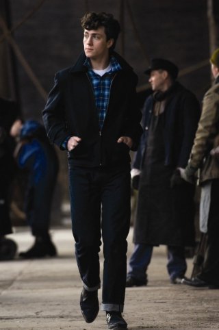 Aaron Johnson in un scena di Nowhere Boy