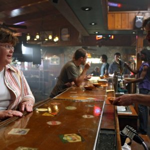 Charlaine Harris e Sam Trammell nell'episodio Beyond Here Lies Nothin' di True Blood