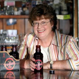 Charlaine Harris in un'immagine promozionale dell'episodio Beyond Here Lies Nothin' di True Blood