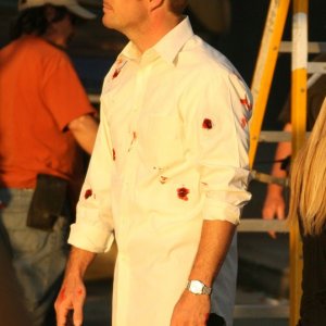 Chris O'Donnell con finte ferite, sul set dell'episodio Legend: Part 2 di NCIS, che farà partire lo spin-off