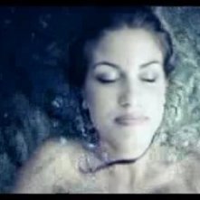 Francesca Fioretti è la protagonista del videoclip Piove di Alex Britti