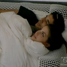 GF 9: Francesca e Ferdi sotto le coperte in un giorno di pioggia durante la permanenza nella casa