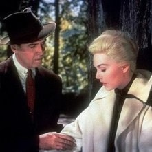 James Stewart e Kim Novak in una scena de La donna che visse due volte ( Vertigo, 1958 )