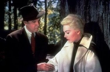 James Stewart e Kim Novak in una scena de La donna che visse due volte ( Vertigo, 1958 )