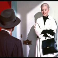 James Stewart insieme a Kim Novak in una scena del film La donna che visse due volte ( 1958 )