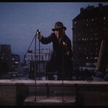 James Stewart insegue un ladro in una scena del film La donna che visse due volte ( 1958 )