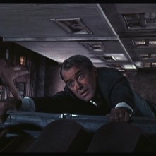 James Stewart rischia di precipitare in una scena del film La donna che visse due volte ( 1958 )