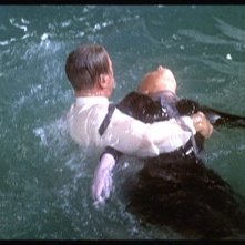 James Stewart soccorre Kim Novak in una scena del film La donna che visse due volte ( 1958 )