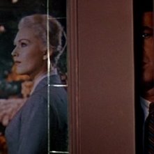 James Stewart spia Kim Novak in una scena de La donna che visse due volte ( 1958 )
