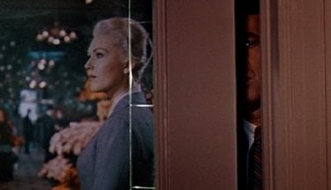 James Stewart spia Kim Novak in una scena de La donna che visse due volte ( 1958 )