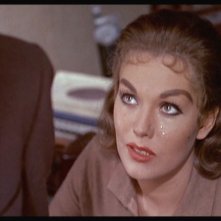 Kim Novak in una scena drammatica del film La donna che visse due volte ( 1958 )