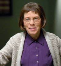 Linda Hunt è Hetty Lange nella serie NCIS: Los Angeles