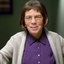 Linda Hunt è Hetty Lange nella serie NCIS: Los Angeles