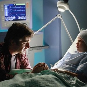 Jack Davenport e Lennon Wynn nell'episodio White To Play di FlashForward