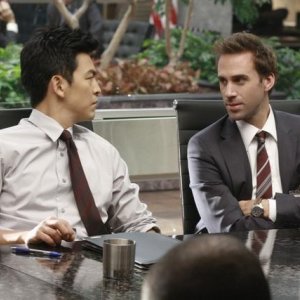 Joseph Fiennes e John Cho in una scena dell'episodio White To Play di FlashForward