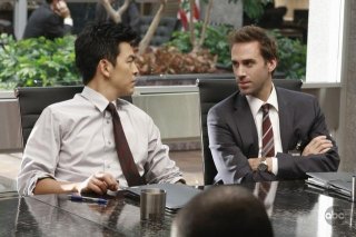 Joseph Fiennes e John Cho in una scena dell'episodio White To Play di FlashForward