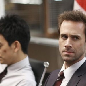 Joseph Fiennes e John Cho nell'episodio White To Play di FlashForward