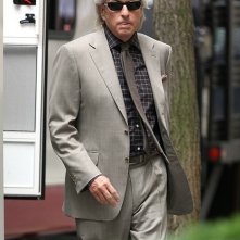 Michael Douglas torna a vestire i panni di Gordon Gekko in Money Never Sleeps