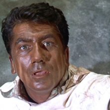Daniel Gélin in una scena del film L'uomo che sapeva troppo ( 1956 )