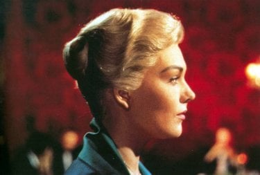 Il profilo di Kim Novak in una scena del film La donna che visse due volte ( 1958 )