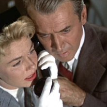 James Stewart e Doris Day al telefono in una scena del film L'uomo che saperva troppo ( 1956 )