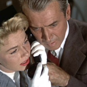 James Stewart e Doris Day al telefono in una scena del film L'uomo che saperva troppo ( 1956 )