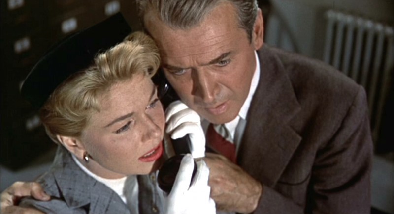 James Stewart e Doris Day al telefono in una scena del film L'uomo che saperva troppo ( 1956 )