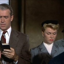 James Stewart e Doris Day cantano in chiesa in una scena del film L'uomo che saperva troppo (1956)