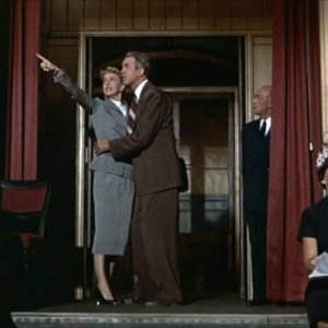 James Stewart e Doris Day in una celebre scena del film L'uomo che saperva troppo ( 1956 )