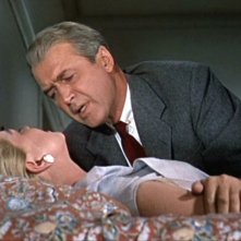 James Stewart soccorre Doris Day in una scena del film L'uomo che saperva troppo ( 1956 )