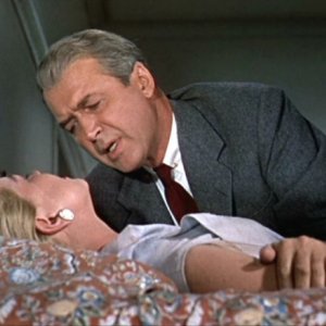 James Stewart soccorre Doris Day in una scena del film L'uomo che saperva troppo ( 1956 )