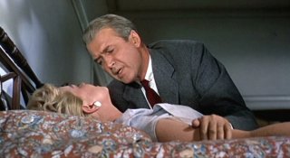 James Stewart soccorre Doris Day in una scena del film L\'uomo che saperva troppo ( 1956 )