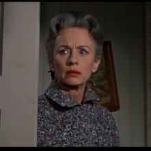Jessica Tandy fa una macabra scoperta nel film Gli uccelli ( 1963 )