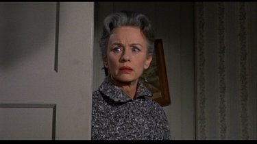 Jessica Tandy fa una macabra scoperta nel film Gli uccelli ( 1963 )