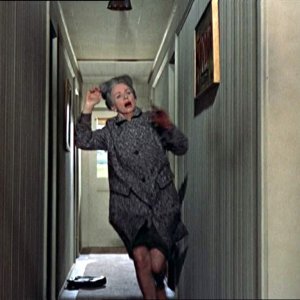Jessica Tandy in una scena del film Gli uccelli ( 1963 )