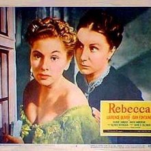Joan Fontaine e Judith Anderson in una lobbycard promozionale del film Rebecca, la prima moglie