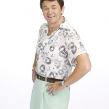John Michael Higgins in una foto promo per la serie Kath and Kim